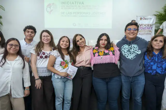 Estudiantes reunidos en un foro universitario en Cancún