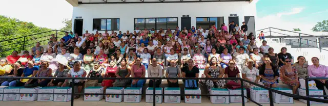 Mujeres reunidas durante la entrega de máquinas de coser en Chetumal, Quintana Roo