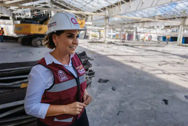 Maquinaria de construcción en el terreno del futuro hospital del ISSSTE en Cancún
