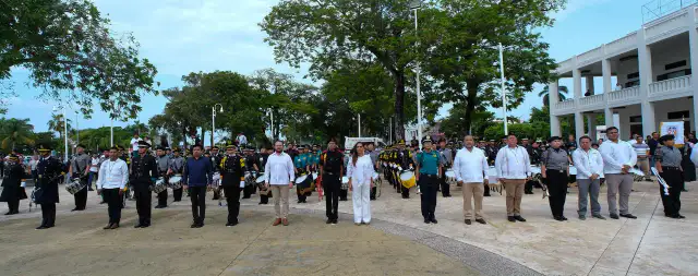 Autoridades y jóvenes durante el izamiento de la Bandera de Quintana Roo en Chetumal