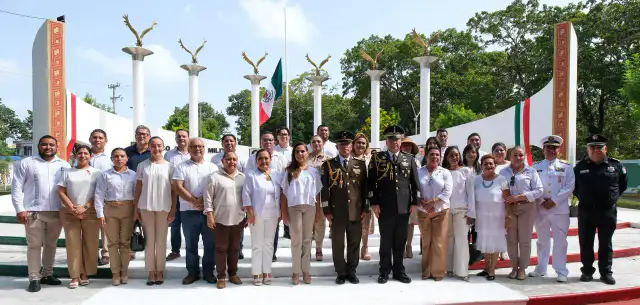 Autoridades civiles y militares durante una ceremonia cívica en Chetumal