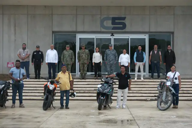 Vehículos recuperados durante un acto oficial en Cancún, Quintana Roo