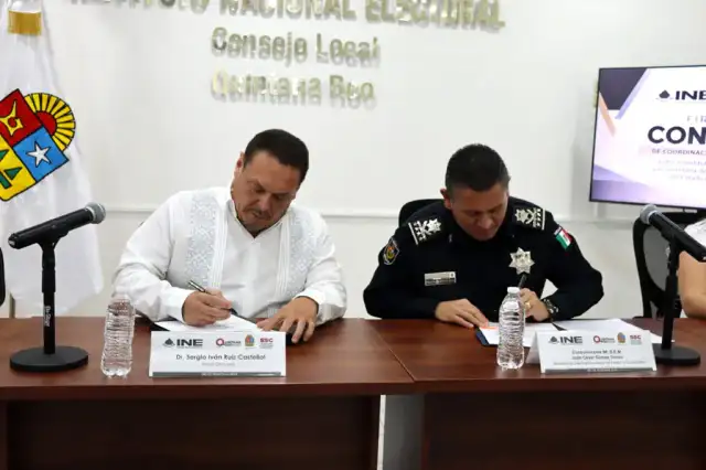 Personas en un centro penitenciario durante una jornada de trámite de identificación