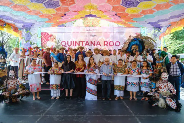 Artesanas y productores durante la muestra cultural en Los Pinos