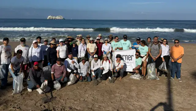 Personas recogiendo basura en la playa Olas Altas de Mazatlán