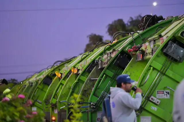 Trabajadores de limpieza de Querétaro durante recorrido del alcalde