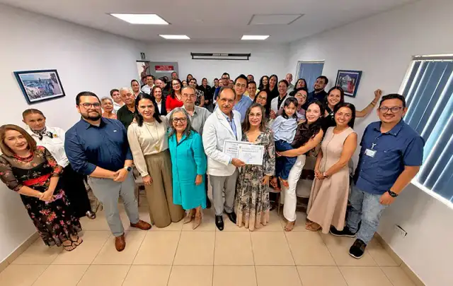 Entrega de reconocimiento a médico en ceremonia oficial