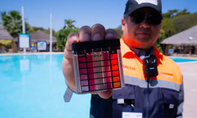 Personal de COEPRISS inspecciona alberca pública en Sinaloa
