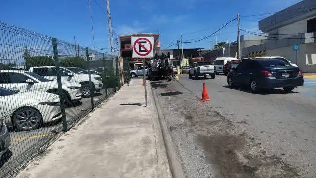 Cuadrilla de trabajadores realizando labores de bacheo en una calle de Reynosa
