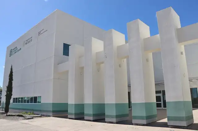 Personal de salud y autoridades durante una visita a un hospital de Ciudad Constitución