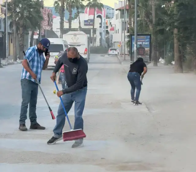 Personal municipal realiza labores de barrido manual en una calle del centro de Cabo San Lucas