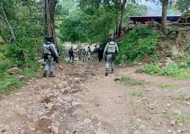 Uniformados realizan recorrido a pie en camino rural de Guerrero