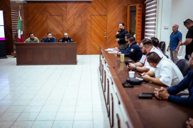 Reunión de autoridades y comerciantes en la sala de cabildo de Mazatlán