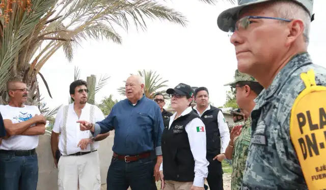Autoridades y personal de Protección Civil durante la supervisión de un refugio temporal en Baja California Sur