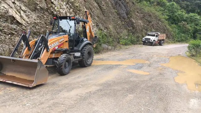 Maquinaria pesada trabajando en un camino rural de la Sierra de Chilpancingo