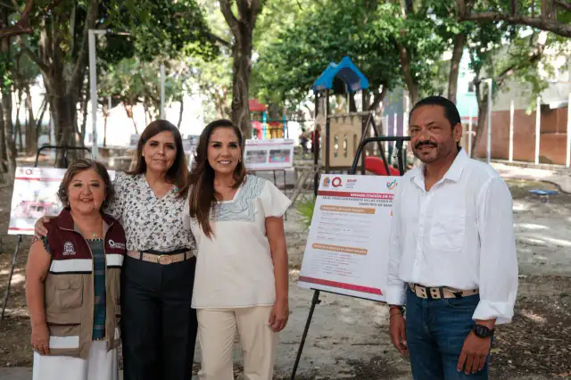 Parque público en Villas Otoch Paraíso, Cancún, durante el anuncio de su rehabilitación