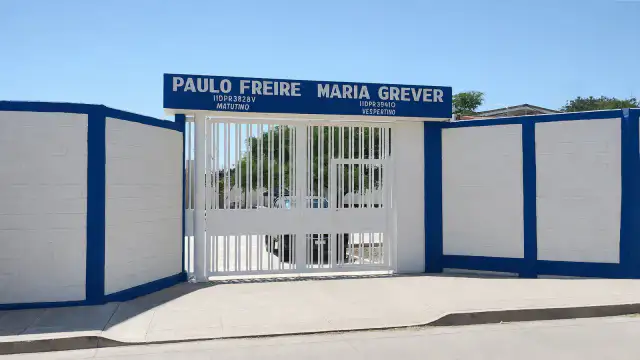 Fachada renovada de la Escuela Primaria María Grever en León, Guanajuato