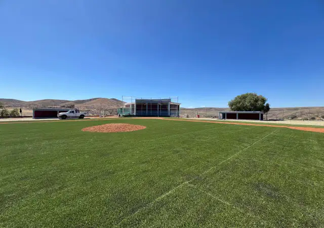 Vista del campo de béisbol renovado con pasto sintético en Pánuco, Zacatecas