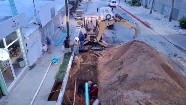 Personal de OOMSAPAS Los Cabos realiza trabajos de reparación de drenaje en la vía pública