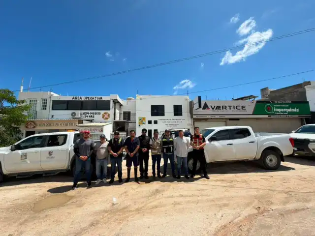 Retroexcavadora retira un vehículo atrapado en un arroyo en Los Cabos