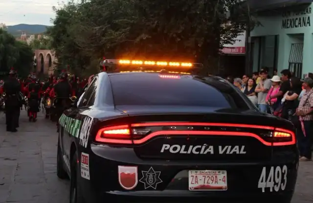 Calles del centro histórico de Zacatecas con vallas y señalamientos viales durante un operativo de tránsito.