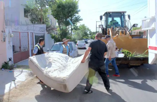 Trabajadores municipales retiran cacharros en una calle de la colonia Arcos del Sol en Los Cabos