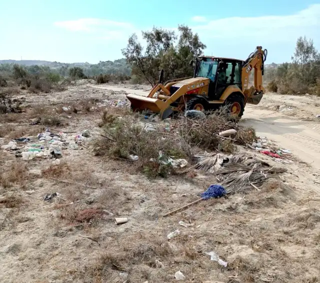 Equipo de limpieza retira basura de tiradero clandestino en Santa Rosa, Los Cabos