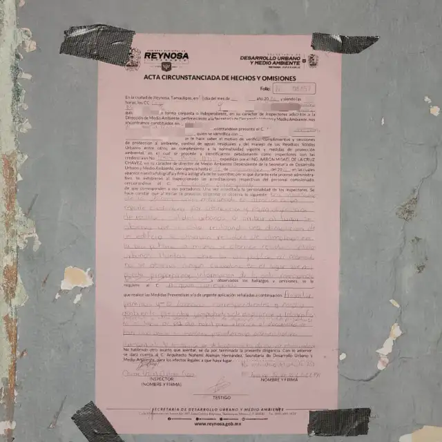 Residuos de demolición acumulados sobre una vía pública en zona urbana
