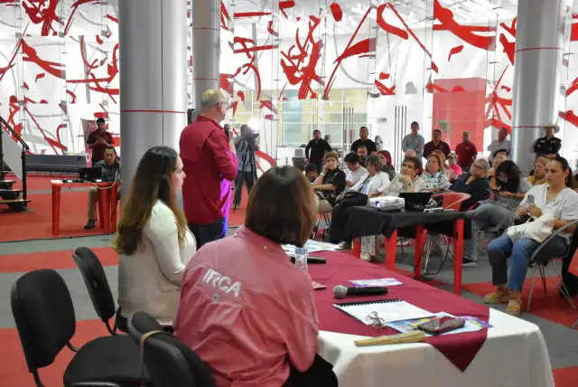 Personas reunidas en el lobby del Teatro Principal durante una charla informativa cultural