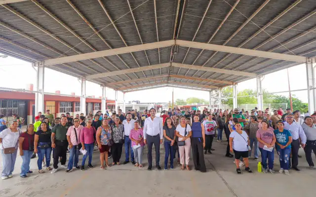 Reunión de vecinos en la secundaria técnica número 74 de Reynosa para el programa Subsidio del Agua