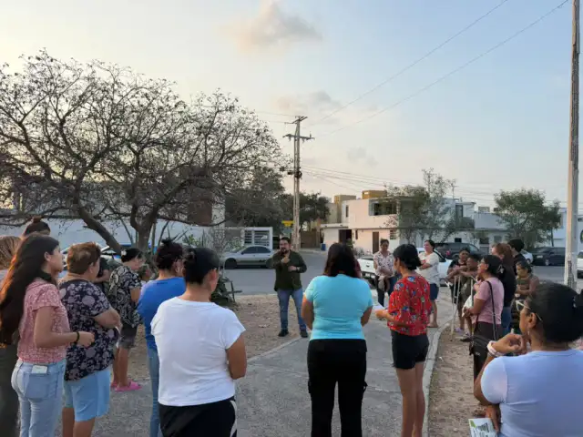 Vecinos participan en una jornada de reforestación y acopio de residuos en una colonia de Reynosa