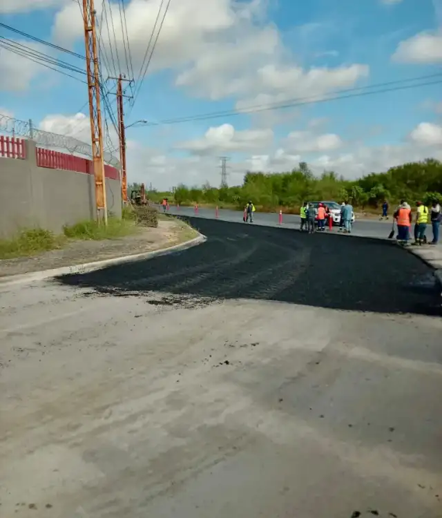 Trabajos de pavimentación en una avenida de Reynosa, Tamaulipas