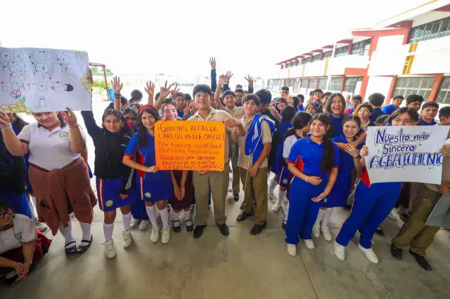 Autoridades y estudiantes durante la inauguración de una techumbre escolar en Reynosa