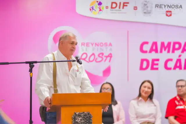 Mujeres y funcionarios durante el inicio de una campaña de salud en Reynosa