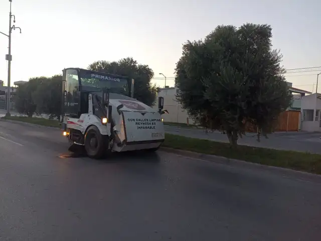 Trabajadores de limpieza en un bulevar de Reynosa durante la noche