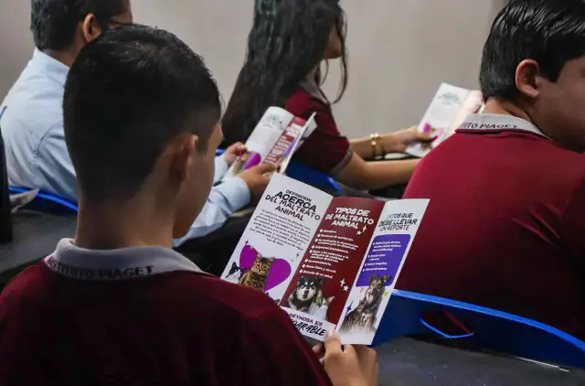 Estudiantes de bachillerato durante una plática sobre cuidado de mascotas en Reynosa