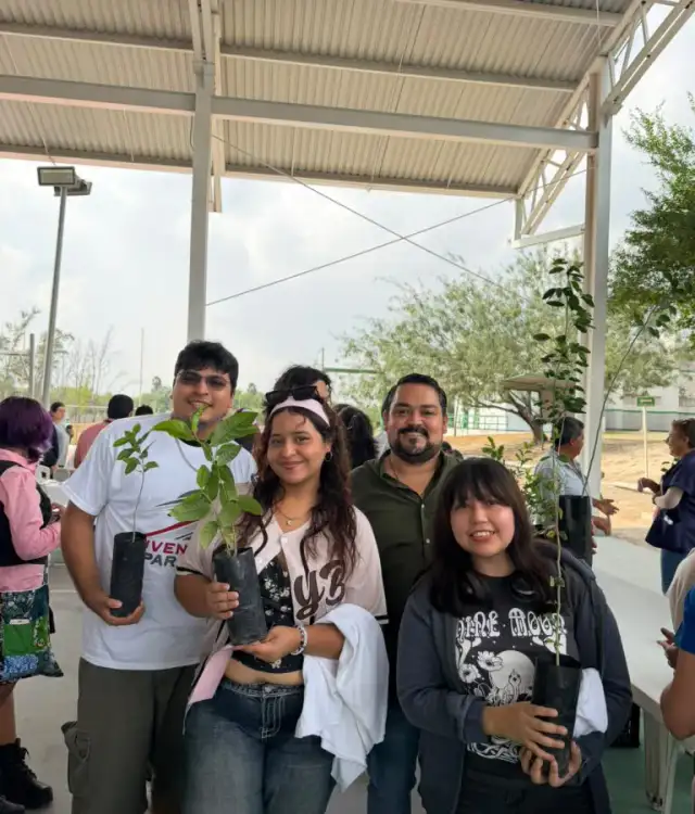 Estudiantes universitarios reciben árboles durante una actividad de reforestación en Reynosa