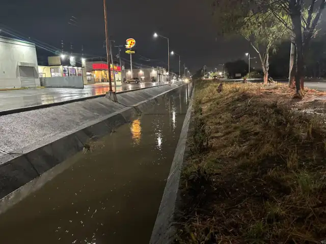 Trabajadores municipales limpiando drenes y rejillas en una calle de Reynosa