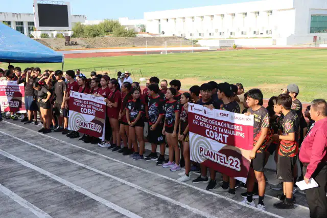 Estudiantes en una competencia de atletismo en el Polideportivo de Reynosa