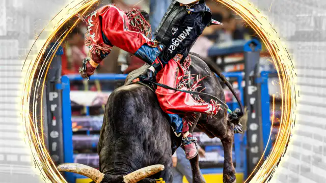 Jinetes durante una competencia de rodeo en un lienzo charro