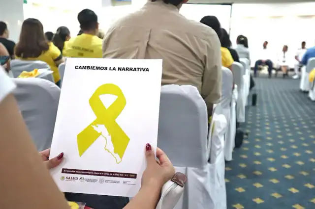 Autoridades de salud durante un foro académico sobre prevención del suicidio