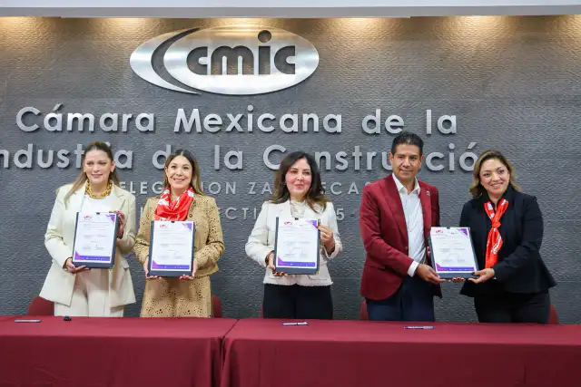 Mujeres en un espacio de atención del SEDIF Zacatecas durante una actividad de acompañamiento