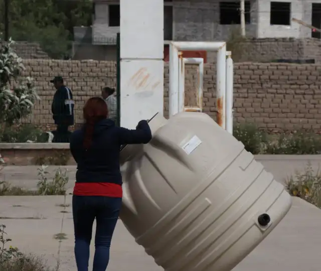 Entrega de tinacos y calentadores solares a familias en Zacatecas