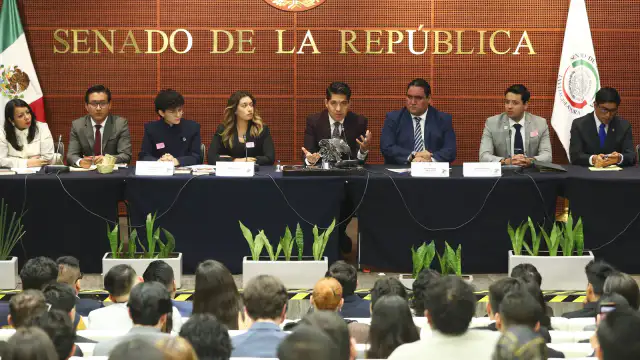 Jóvenes reunidos en el Senado durante la inauguración del parlamento