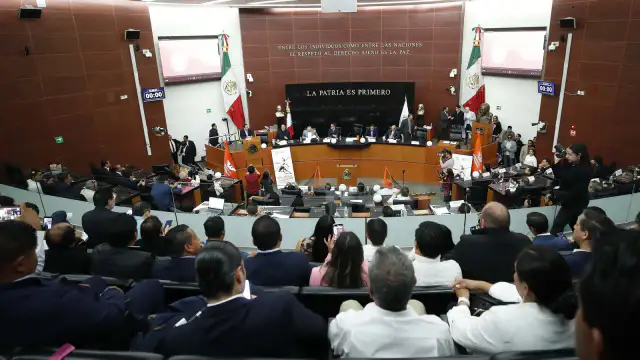 Personas reunidas en un conversatorio sobre futbol en el Senado de la República