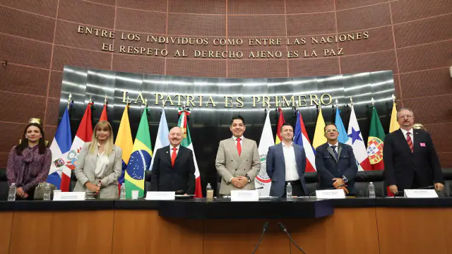 Sesión del Senado de la República con legisladores en sus curules