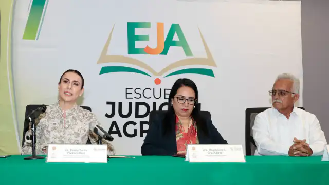 Personas en la ceremonia de clausura del diplomado en Derecho Agrario