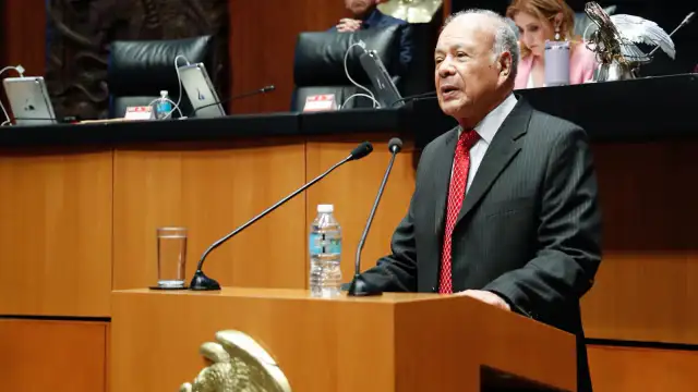 Senador en tribuna durante una sesión legislativa en el Senado