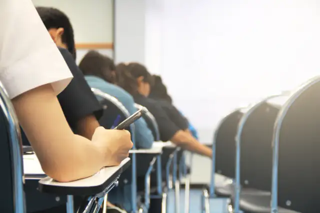 Niñas y niños en un salón de clases de una escuela pública en México