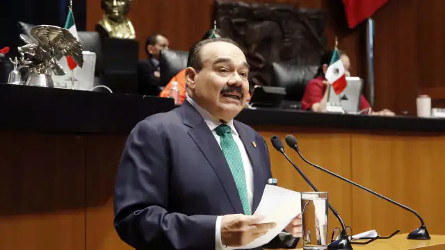 Niños y adolescentes en un crucero urbano de México